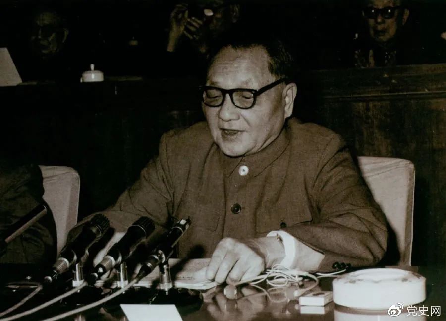 1979年10月，鄧小平代表中共中央、國務院向中國文學藝術工作者第四次代表大會致祝詞。