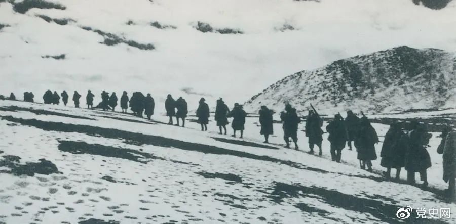 1950年3月，人民解放军开始向西藏进军，10月6日至24日进行了昌都战役，攻占昌都，打开了进军西藏的大门，为和平解放西藏奠定了基础。图为迂回昌都南路的人民解放军行进在海拔5000米的怒山山脉雪岭上。