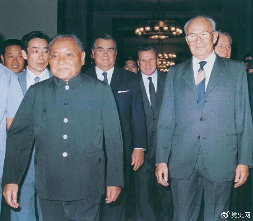 1988年9月5日，邓小平在会见捷克斯洛伐克总统胡萨克时提出科学技术是第一生产力。