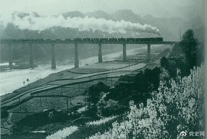 1972年10月13日，湘黔铁路全线通车，从而使西南地区多了一条通道，大大缩短了西南地区与湖南省以至华东地区的距离。