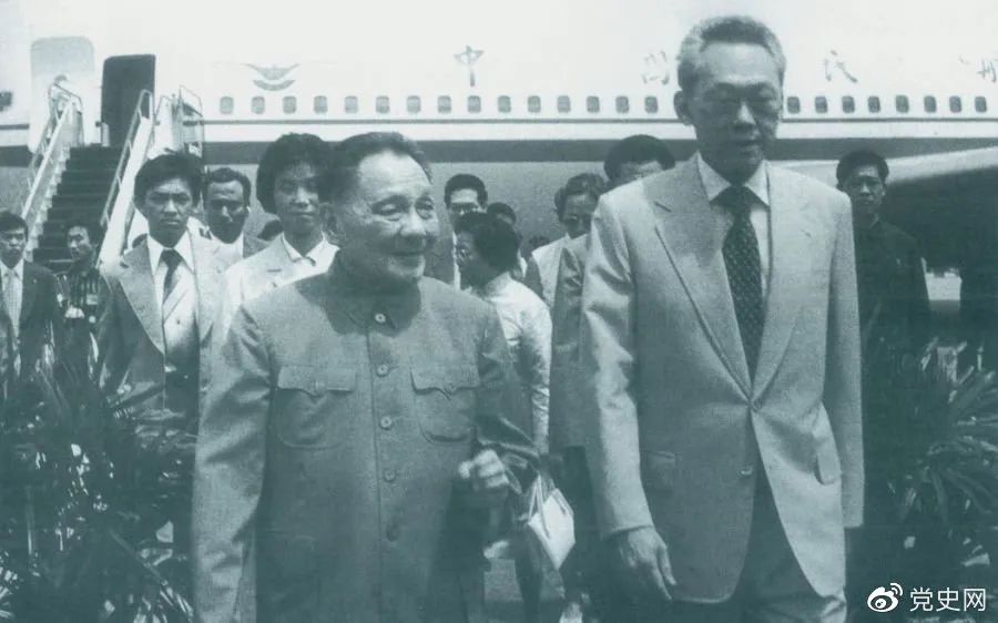 1978年11月12日，邓小平应邀访问新加坡。李光耀总理到机场迎接。