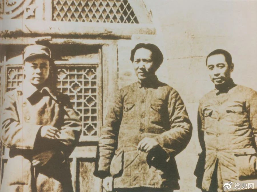 洛川會議上組成了新的中共中央革命軍事委員會，毛澤東為書記（亦稱主席）。這是毛澤東、周恩來和任弼時的合影。