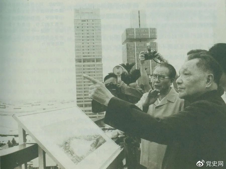 1978年11月13日，鄧小平在新加坡住房和發展局聽取關于新加坡公共住房計劃情況的介紹后，登上辦公大廈樓頂，瞭望周圍一幢幢新建成的公共住房，贊揚新加坡在解決住房方面所作的努力。