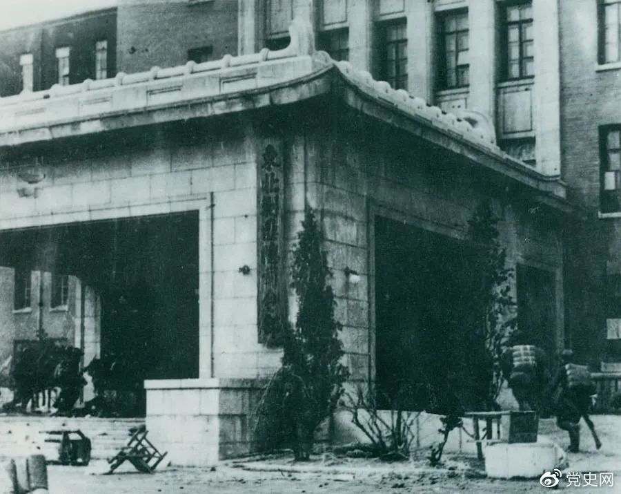 1948年11月2日，沈陽解放。圖為人民解放軍攻占“東北剿匪總司令部”大樓。
