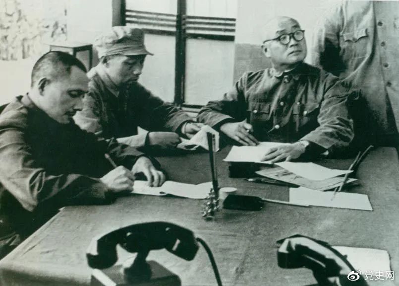 1949年11月1日起，人民解放軍向西南進軍。圖為鄧小平與劉伯承、張際春等研究進軍西南問題。