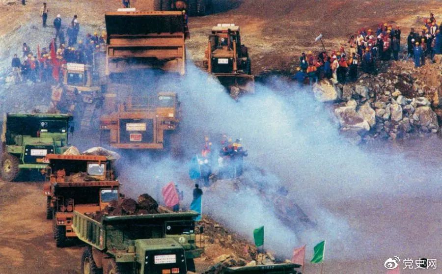 1997年11月8日，長江三峽水利樞紐工程成功實現大江截流。這是400多輛巨型裝載車緊張有序地向上游圍堰口拋投石料。