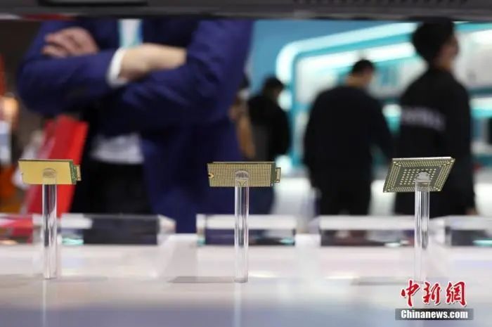 资料图：多家国际芯片制造龙头企业展示最新设备和产品。中新社记者 张亨伟 摄
