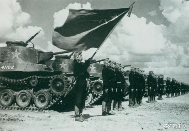 1950年9月，中國人民解放軍裝甲兵領導機構在北京成立。圖為坦克部隊陣容。