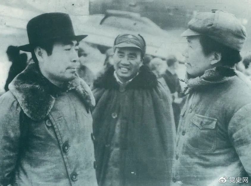 1945年11月11日，毛澤東、朱德赴延安機場迎接從重慶回來的周恩來。