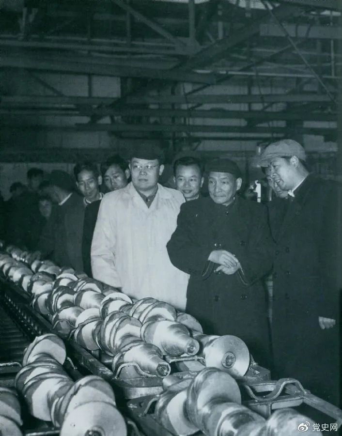 1957年10月，陳云視察長春第一汽車制造廠。