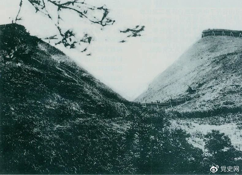 井岡山黃洋界哨口。1928年8月30日，紅軍以不足一個營的兵力，在這里擊退湘贛敵軍的進攻，取得黃洋界保衛戰的勝利。至11月，紅軍又打破了兩省敵軍對井岡山根據地的第二次“會剿”。