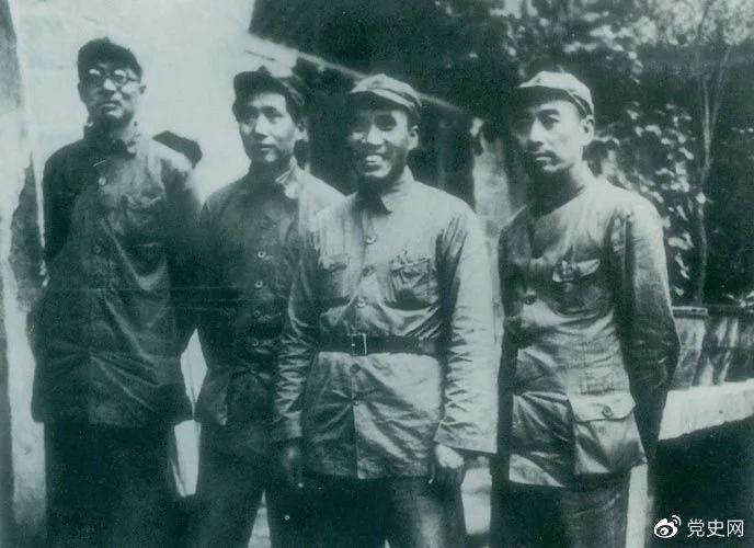 1937年8月22日至25日，中共中央在陜北洛川馮家村舉行政治局擴大會議（即洛川會議）。圖為毛澤東和朱德、周恩來、林伯渠的合影。
