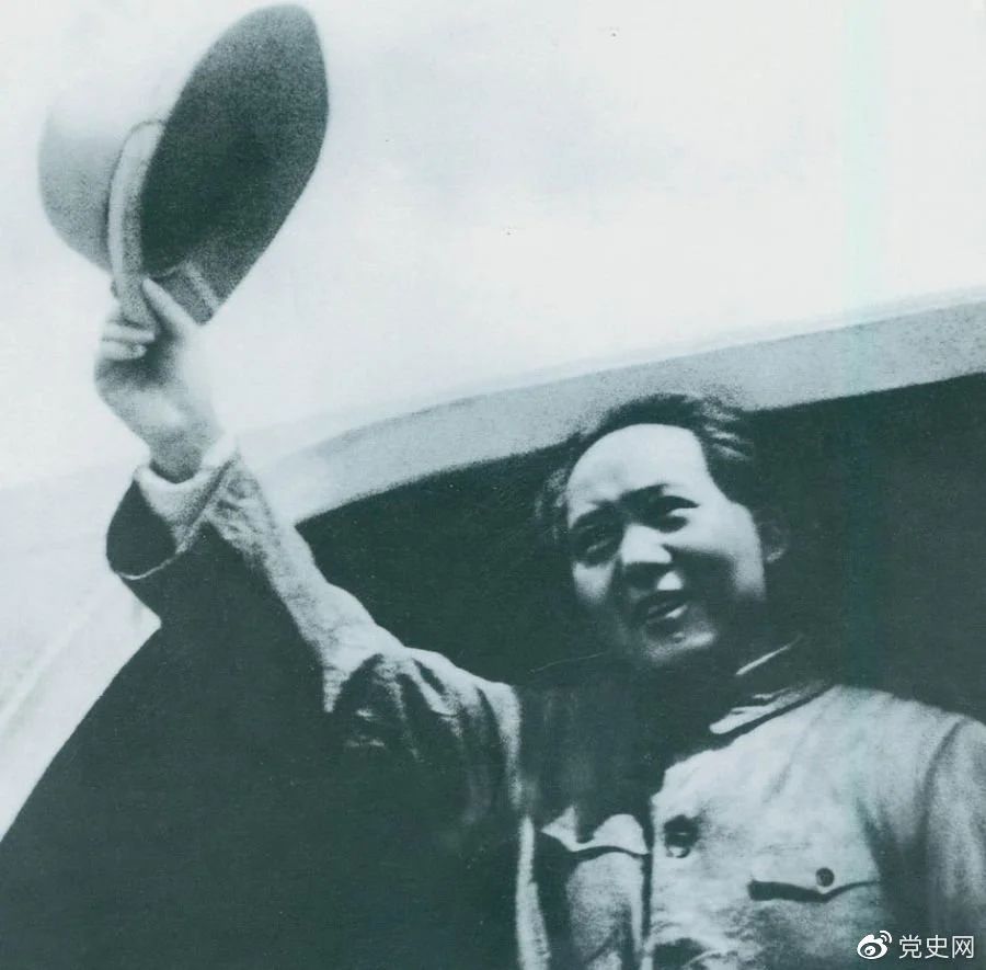 1945年8月28日，毛澤東飛赴重慶時，向前來歡送的延安軍民揮手告別。